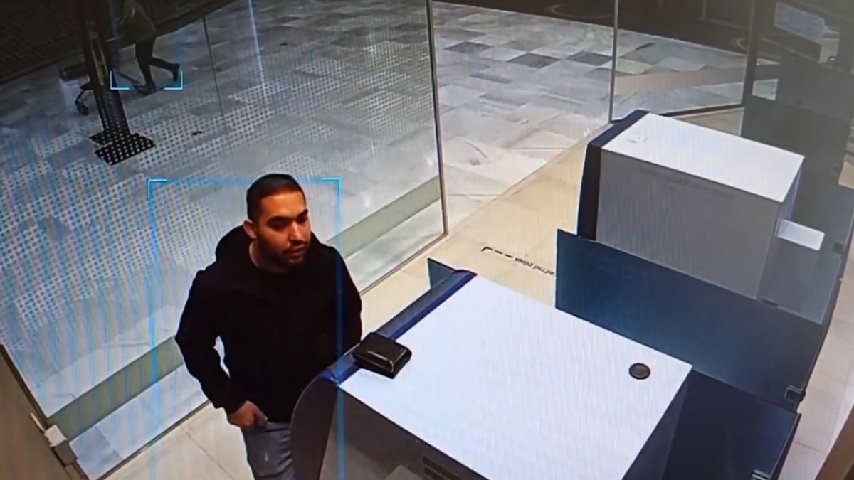 Policie hledá muže, který vzal odloženou peněženku. Natočila ho kamera